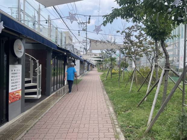 17일 오후 광주시 남구 백운광장스트리트푸드존일대가 오가는 이 없이 썰렁하다.