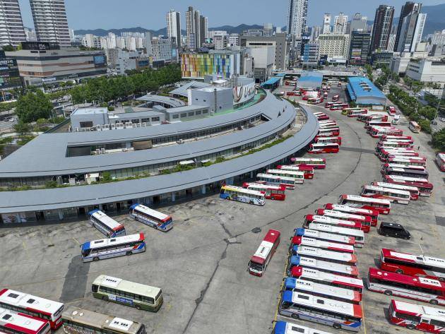 광주신세계가 18일 백화점·특급호텔·문화시설 등을 복합화한 문화·관광 인프라인 ‘그레이트 시티 광천’ 사업의 계획서를 광주시에 제출했다. 이 사업의 대상 부지인 광천터미널 전경. /김진수 기자 jeans@kwangju.co.kr