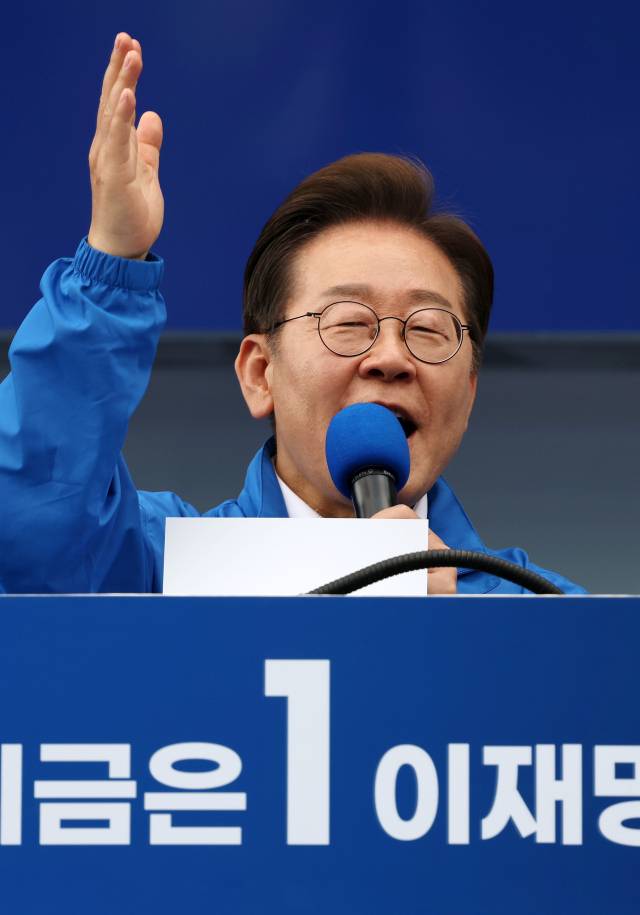 더불어민주당 이재명 대선후보가 17일 광주광역시 서구 김대중컨벤션센터 광장에서 열린 집중 유세에서 지지를 호소하는 연설을 하고 있다. 연합뉴스