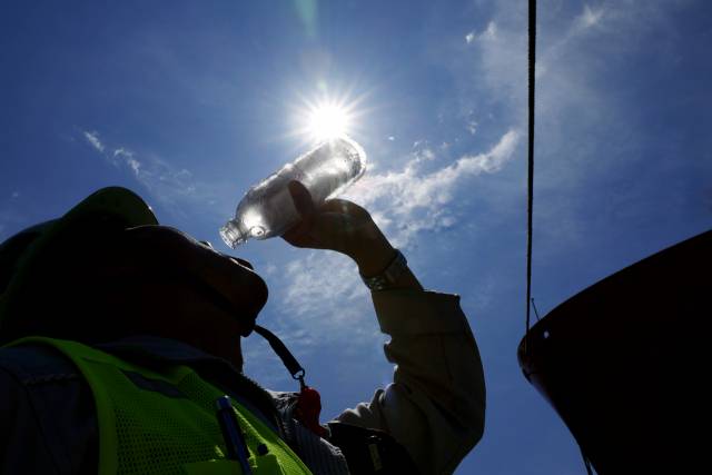 거제 한 조선소 노동자가 냉동 생수로 더위를 식히고 있다. 부산일보DB