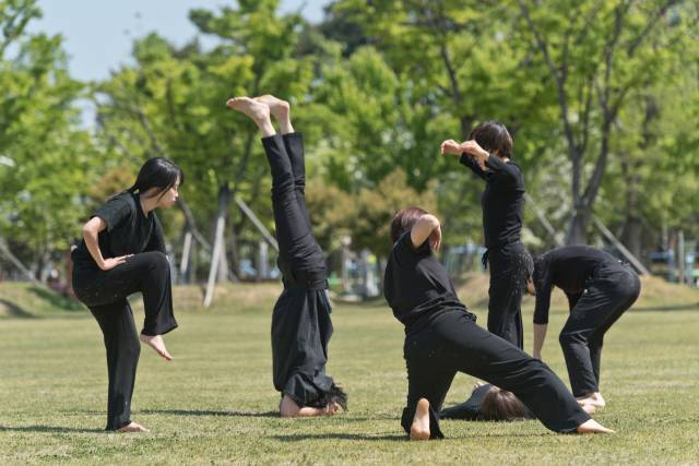 경희댄스시어터의 신작 공연 ‘낭만의 땅’이 오는 21~22일 부산 부산진구 부산시민공원 사랑채(백산홀)에서 관객을 맞는다. 사진은 '낭만의 땅' 연습 모습. 경희댄스시어터 제공