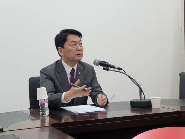 18일 대구에서 첫 민생행보에 나선 안철수 의원이 수성구 국민의힘 대구시당에서 기자들과 만나 질문에 답하고 있다. 전재용 기자