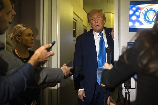 도널드 트럼프 미 대통령이 16일 캐나다 캘거리에서 열린 주요 7개국(G7) 정상회담 일정을 단축, 워싱턴으로 조기 귀국하는 미 대통령 전용기 에어포스원에서 기자들과 이야기를 나누고 있다.(사진=뉴시스)