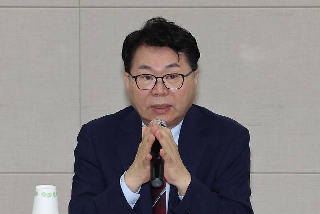 이한주 국정기획위 위원장이 18일 정부세종컨벤션센터에서 열린 경제1분과 기획재정부 업무보고에서 발언하고 있다. (사진=연합뉴스)