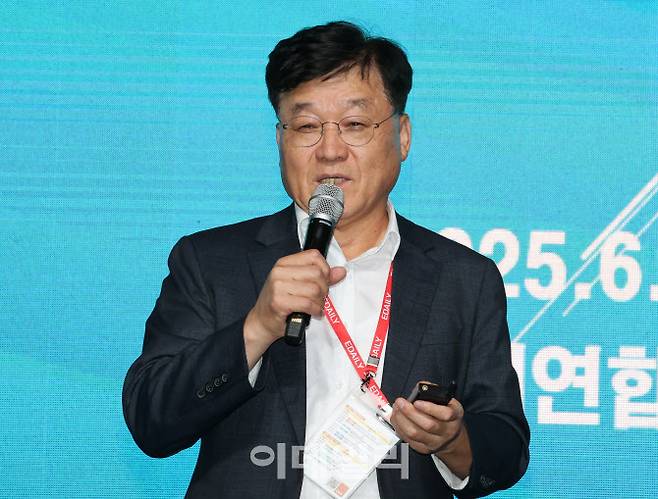 정만기 한국산업연합포럼 회장이 18일 서울 중구 장충동 서울신라호텔에서 열린 ‘제16회 이데일리 전략포럼’에서 ‘역피라미드 인구구조 지탱할 성장모델 구축3단계’란 주제로 발표를 하고 있다. ‘뒤집힌 인구 피라미드…축의 전환 길을 찾다’ 주제로 이틀간 진행하는 ‘제16회 이데일리 전략포럼’은 눈앞에 닥친 초고령사회에 대한 보다 현실적인 고민과 해법을 모색하기 위해 마련됐다.(사진=방인권 기자)