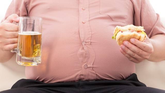 과식 후 허리띠를 풀면 장폐색을 유발한다는 말, 사실일까?|출처: 클립아트코리아