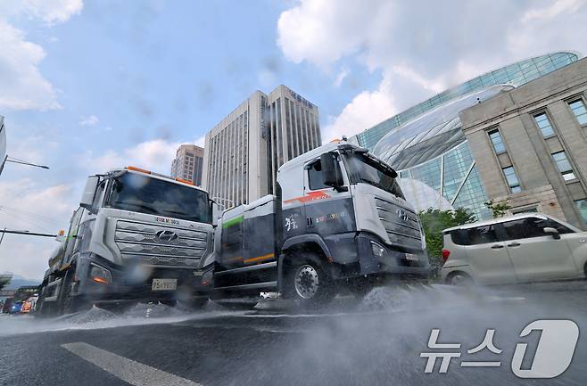 서울 최고기온이 29도까지 오르는 등 초여름 날씨를 보인 17일 서울 중구 태평로에서 살수차량들이 물을 뿌리며 도로의 열을 식히고 있다. 서울시는 도심 열섬 현상을 완화하기위해 쿨링포그와 쿨링로드 등을 9월30일까지 가동한다고 밝혔다. 2025.6.17/뉴스1 ⓒ News1 박세연 기자