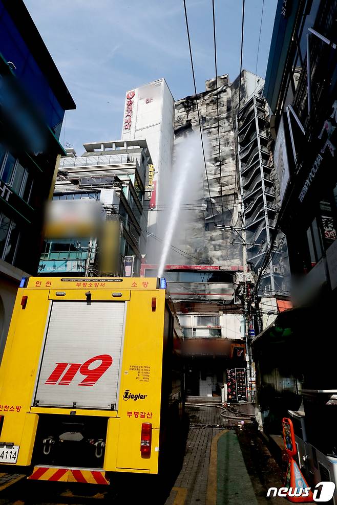3일 오전 11시 51분쯤 인천시 부평구 롯데시네마 입점 건물에서 화재가 발생해 소방당국이 대응 1단계를 발령하고 화재를 진압하고 있다.2023.4.3/뉴스1 ⓒ News1 정진욱 기자