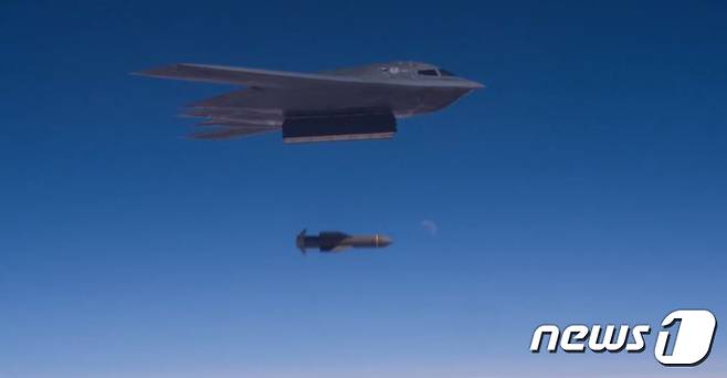 (사진은 기사 내용과 무관함) / 뉴스1 ⓒ News1 군사사이트 디애비에이션닷컴은 훈련 영상을 입수해 'B-2'에서 벙커버스터 GBU-57이 투하되고 '북한 지도부'를 언급하는 무선 통신을 확인했다고 밝혔다. (화이트맨공군기지 홍보영상 캡처) 2017.11.1/뉴스1