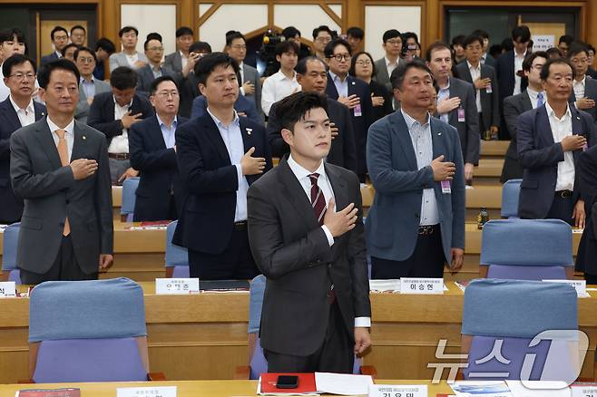 김용태 국민의힘 비상대책위원장이 18일 오전 서울 여의도 국회 의원회관에서 열린 군 공항 이전사업 국정과제 채택을 위한 정책세미나에서 국민의례를 하고 있다. 2025.6.18/뉴스1 ⓒ News1 이광호 기자