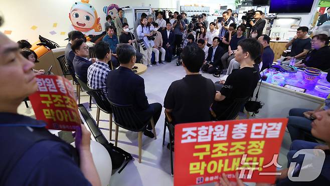 우원식 국회의장이 18일 서울 노원구 홈플러스 중계점에서 열린 입점점주협의회에 참석해 점주들의 애로사항을 듣고 있다. 2025.6.18/뉴스1 ⓒ News1 권현진 기자