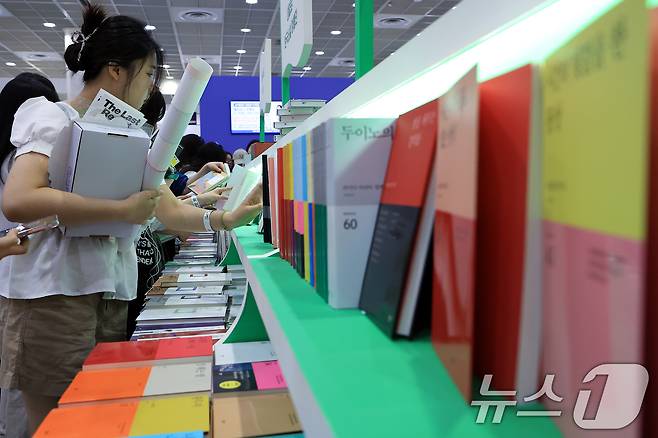 18일 오전 서울 강남구 삼성동 코엑스에서 열린 2025 서울국제도서전을 찾은 관람객들이 민음사 부스를 둘러보고 있다. 2025.6.18/뉴스1 ⓒ News1 박정호 기자