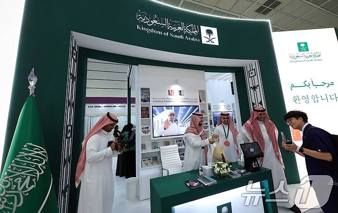 18일 오전 서울 강남구 삼성동 코엑스에서 열린 2025 서울국제도서전을 찾은 관람객이 사우디아라비아 문화부 부스에서 관계자들과 대화를 나누고 있다. 2025.6.18/뉴스1 ⓒ News1 박정호 기자
