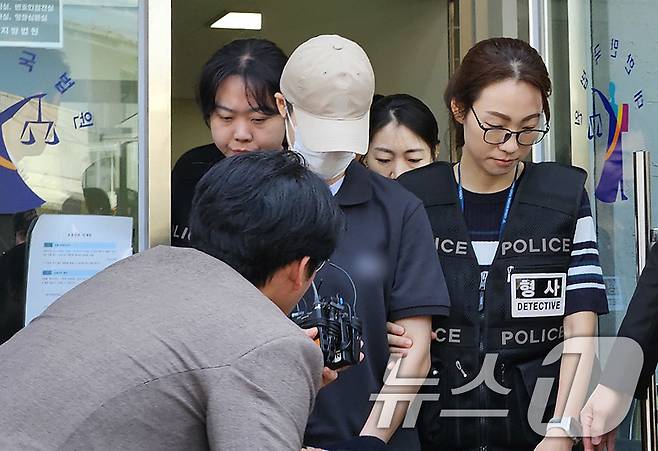 육군 12사단 '훈련병 사망' 사건과 관련해 규정을 어긴 군기훈련(얼차려)을 지시한 혐의를 받는 중대장이 지난해 6월 21일 강원도 춘천지법에서 열린 영장실질심사(구속 전 피의자 심문)를 마치고 나서고 있다. 2024.6.21/뉴스1 ⓒ News1 이종재 기자