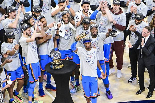 SGA가 29일(한국시간) 오클라호마주 오클라호마 시티 페이컴 시티에서 열린 2024~2025 NBA 서부 컨퍼런스 파이널 우승 후 MVP를 트로피를 들고 세리머니하고 있다. 사진 | EPA 연합뉴스