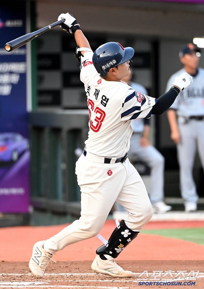 18일 부산 사직야구장에서 열린 한화와 롯데의 경기, 2회말 2사 1,2루 롯데 박재엽이 선제 3점홈런을 치고 있다. 부산=허상욱 기자wook@sportschosun.com/2025.06.18/