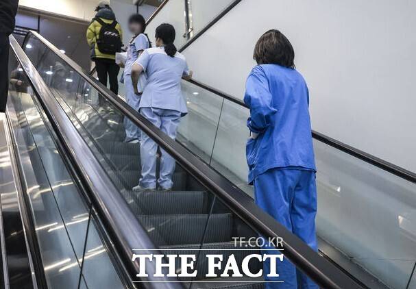 서울의 한 대학병원에서 간호사들이 이동하는 모습. / 뉴시스