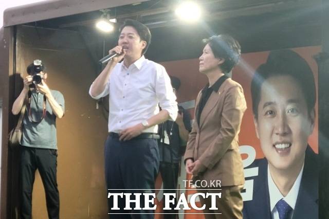 지난 2일 대구 수성못에서 열린 이준석 개혁신당 후보 유세에서 이 후보와 함께 연단에 오른 육정미 대구시의원(오른쪽) /박병선 기자