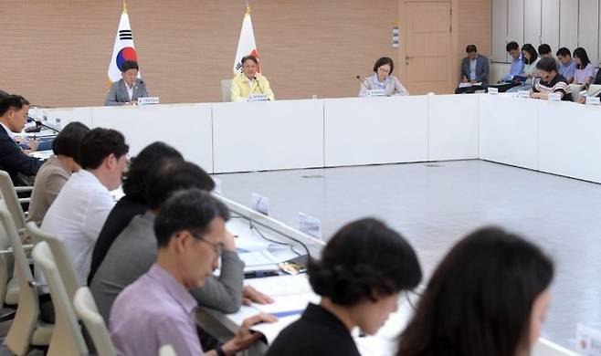 강기정 광주시장이 18일 오전 시청 중회의실에서 공공기관장 등이 참석한 가운데 열린 골목경제 상황회의에 참석, 기관별 소비 촉진 및 골목경제 활성화 방안에 대해 논의하고 있다. 광주시 제공