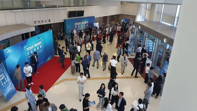 18일 전남 여수엑스포컨벤션에서 진행된 전라남도 해상풍력산업박람회 현장에 많은 시민과 관계자들이 참석했다. 심진석 기자