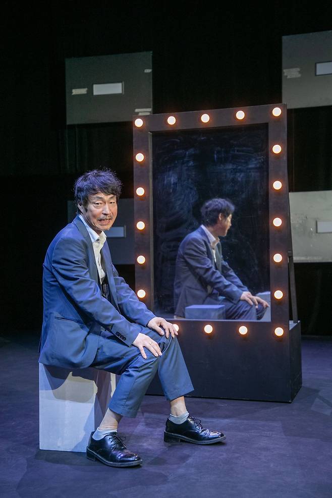 “사람은 평생 자신을 직접 볼 수 없어요. 거울로만 볼 수 있죠.” 연극 ‘유령’을 쓰고 연출한 고선웅 서울시극단장은 무대 위 배우들을 비추는 오브제인 분장실 거울 앞에서 “이 연극을 보는 동안 관객도 자꾸 자신을 돌아봤으면 싶었다”고 했다. /장련성 기자