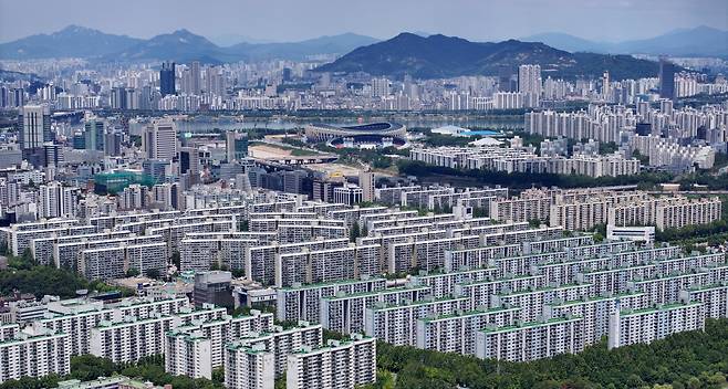 최근 아파트 거래량이 급증하며 서울 전체 아파트값이 상승하고 있다. 2025년 6월 14일 서울 상공에서 바라본 서울 시내의 아파트 모습. (드론 촬영) / 오종찬 기자