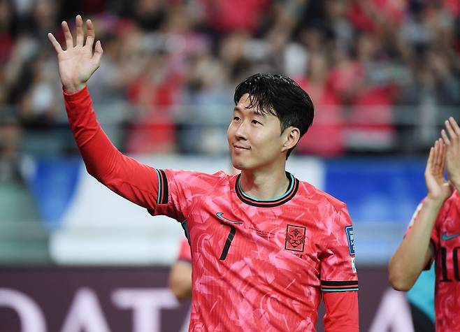 손흥민이 지난 10일 쿠웨이트와 벌인 2026 북중미 월드컵 예선 최종전을 마친 후 팬들에게 인사하고 있다. /정재근 스포츠조선 기자