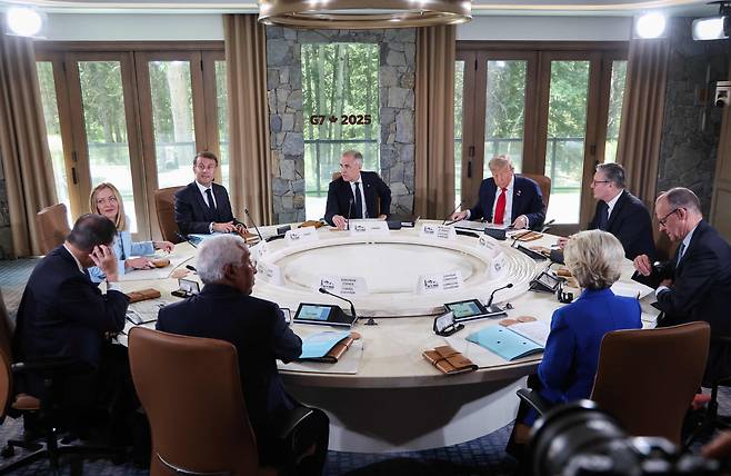 지난 16일 캐나다 카나나스키스에서 열린 G7 정상회의 실무세션에 참석한 각국 정상. 왼쪽부터 시계방향으로 이시바 시게루 일본 총리, 조르자 멜로니 이탈리아 총리, 에마뉘엘 마크롱 프랑스 대통령, 마크 카니 캐나다 총리, 도널드 트럼프 미국 대통령, 키어 스타머 영국 총리, 프리드리히 메르츠 독일 총리, 우르줄라 폰 데어 라이엔 유럽연합 집행위원회 위원장, 안토니오 코스타 유럽연합 이사회 의장./AFP연합뉴스