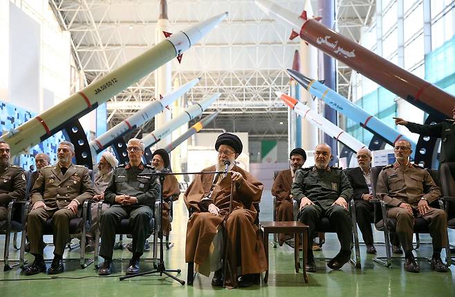 이란 최고 지도자 알리 하메네이가 2023년 11월 이란 테헤란에서 열린 IRGC 항공우주군 성과 전시회에서 연설하고 있다. /로이터뉴스1