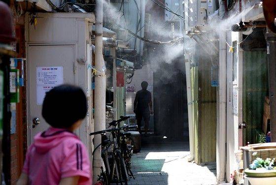 초여름 더위를 보인 지난 11일 서울 종로구 쪽방촌에 설치된 쿨링포그가 가동되고 있다.ⓒ연합뉴스