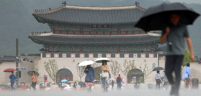 이달 16일 서울 광화문광장에서 우산을 쓴 시민이 길을 지나고 있다. ⓒ연합뉴스