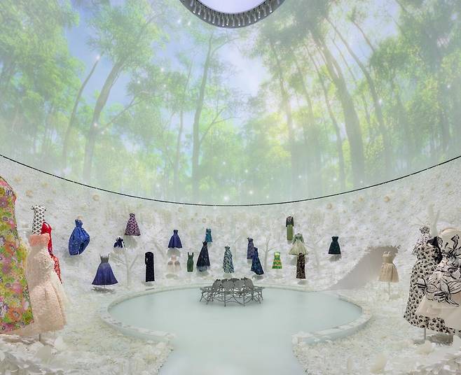 7월 13일까지 서울 동대문디자인플라자에서 열리고 있는 ‘크리스찬 디올: 디자이너 오브 드림스’ 전시회. 디올 가든에서는 전통 한지에 사용되는 닥나무 섬유를 활용해 식물의 다양한 질감을 표현했다. © KYUNGSUB SHIN