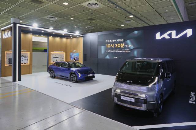 현대차그룹이 18일부터 20일까지 서울 강남구 코엑스에서 열리는 인공지능 엑스포 'MARS 2025'에 로보틱스랩과 기아 부스를 각각 마련해 다양한 첨단기술을 선보였다. 사진은 기아 부스 전경. 현대차그룹 제공