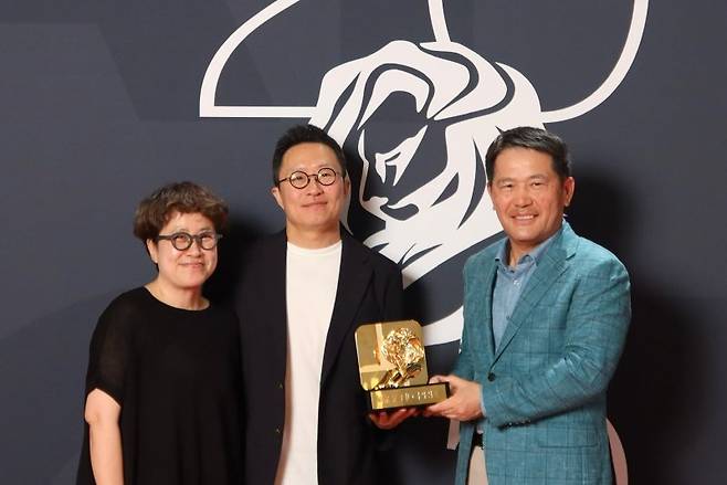 국제 광고제 '칸 라이언즈(Cannes Lions) 2025'에서 17일(현지시간) 단편 영화 '밤낚시'가 엔터테인먼트 부문 그랑프리(Grand prix)를 수상했다. 현대자동차 브랜드마케팅본부장 지성원 전무(가운데)가 이노션 최고 크리에이티브 책임자(CCO) 김정아 부사장(왼쪽), 이노션 이용우 대표이사와 기념촬영을 하고 있다. 현대차 제공