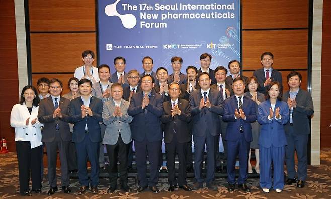 18일 서울 콘래드호텔에서 파이낸셜뉴스와 한국화학연구원, 국가독성과학연구소 공동 주최로 진행된 제17회 서울국제신약포럼에서 표준희 한국제약바이오협회 AI신약융합연구원 부원장(앞줄 왼쪽부터) , 허정두 국가독성과학연구소 소장, 한용해 HLB그룹 최고기술책임자(CTO), 박영민 국가신약개발재단 단장, 이영국 한국화학연구원 원장, 전재호 파이낸셜뉴스 회장, 강석연 식품의약품안전처 식품의약품안전평가원 원장, 이재국 한국제약바이오협회 부회장, 황예경 한국로슈진단 전무, 조재우 국가독성과학연구소 독성병리연구센터 책임연구원(두번째줄 왼쪽부터), 졍경진 국가독성과학연구소 차세대비임상연구본부 본부장, 김근태 LG화학 신약연구소 소장, 김용민 파이낸셜뉴스 상무, 전선익 파이낸셜뉴스 부회장, 최재문 칼리시 대표, 김기호 HK이노엔 전무, 김순남 국가신약개발재단 R&D본부장, 문병곤 한독중앙연구소 부소장, 장지돈 한국화학연구원 신약정보기술연구센터 선임연구원(세번째줄 왼쪽부터), 노동일 파이낸셜뉴스 주필, 김광록 한국화학연구원 의약바이오연구본부 본부장, 김현동 SK케미칼 부사장, 박준태 유노비아 R&D본부장, 김홍재 파이낸셜뉴스 편집국장, 이두영 파이낸셜뉴스 전무가 기념촬영을 하고 있다. 사진=서동일 기자