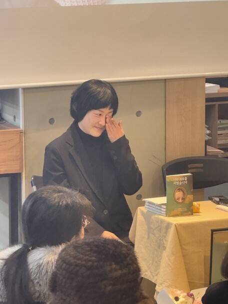 2025년 2월22일 서울 양천구 목동의 한 서점에서 정희승씨가 북토크를 하고 있다. 정씨는 50대가 돼서야 자신이 친족성범죄 피해자임을 고백하며, 이 문제를 양지로 끌어내기 위해 책 ‘나는 부모를 버렸습니다’를 썼다. 정희승 제공