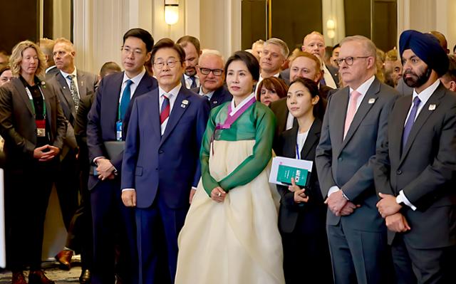 이재명 대통령과 부인 김혜경 여사가 16일 캐나다 캘거리의 한 호텔에서 열린 주요 7개국(G7) 정상회의 초청국 리셉션에 참석하고 있다. 캘거리=왕태석 선임기자