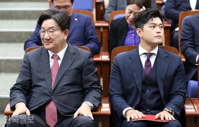 김용태(오른쪽) 국민의힘 비상대책위원장과 친윤계 권성동 원내대표가 16일 국회에서 열린 원내대표 선출을 위한 의원총회에 참석해 각기 다른 곳을 바라보고 있다. 고영권 기자