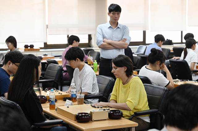 18일 서울 성동구 한국기원에서 '제48기 SG배 한국일보 명인전' 개회식 이후 대국이 진행되고 있다. 이날 개막전엔 한국기원 소속의 외국인(가운데) 선수도 참가, 눈길을 끌었다. 홍인기 기자