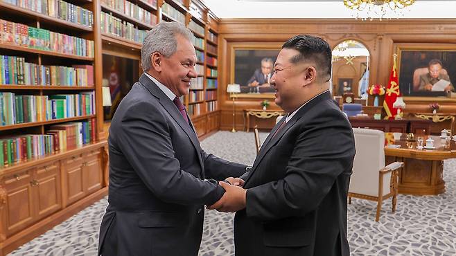 지난 4일 평양에서 만난 김정은 북한 국무위원장과 세르게이 쇼이구 러시아 국가안보회의 서기