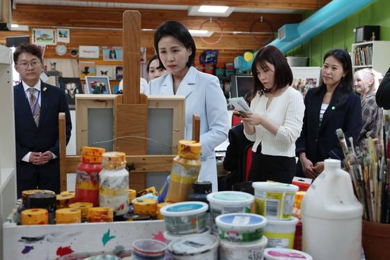G7 정상회의에 참석하는 이재명 대통령과 함께 캐나다를 방문한 김혜경 여사가 17일(현지시간) 캘거리 국립장애인예술센터에서 창작공간을 둘러보고 있다. 김현동 기자