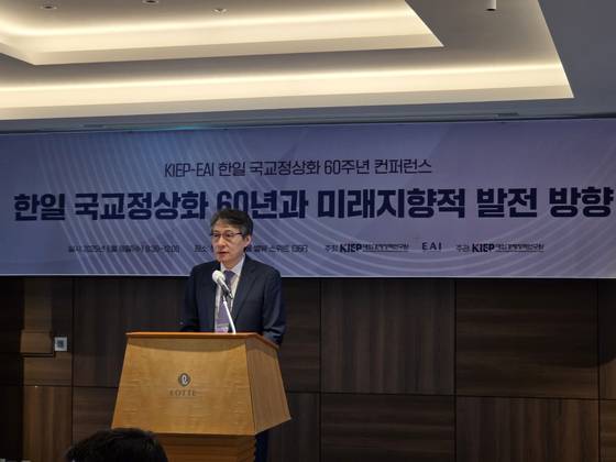17일 서울 중구 롯데호텔에서 동아시아연구원(EAI)와 대외경제정책연구원(KIEP)이 공동 주최한 '한·일 국교정상화 60년과 미래지향적 발전 방향' 컨퍼런스. 손열 동아시아연구원(EAI) 원장이 기조 강연을 하고 있다. EAI, KIEP