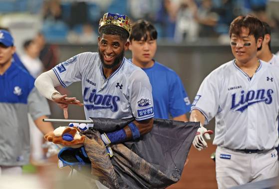 18일 대구 두산전에서 연장 10회말 끝내기 3점 홈런을 터트린 뒤 기뻐하는 디아즈. 사진 삼성 라이온즈