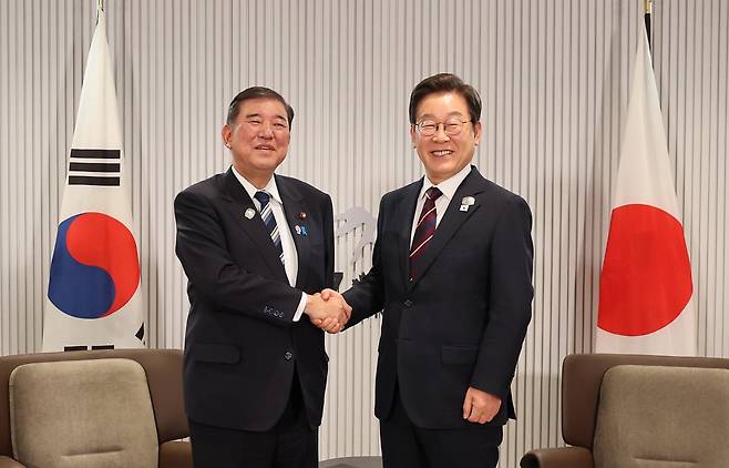 이재명 대통령이 17일(현지시간) 캐나다 앨버타주 캐내내스키스 주요 7개국(G7) 정상회의장에서 열린 한일 정상회담에서 이시바 시게루 일본 총리와 악수하며 기념촬영을 하고 있다. /사진=연합뉴스