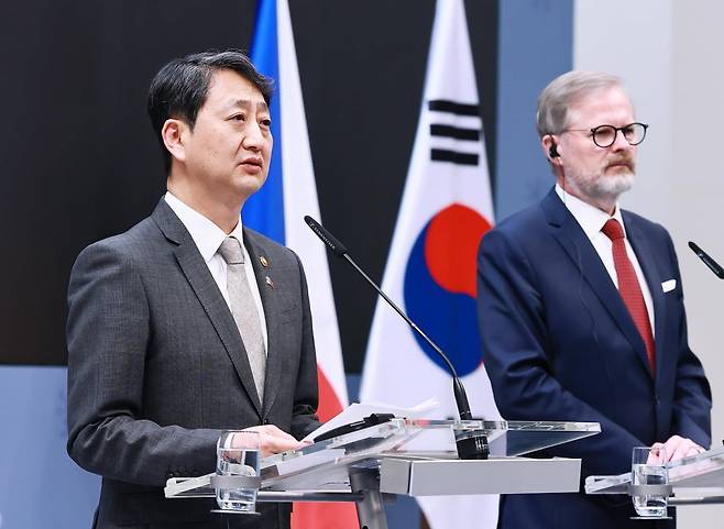 안덕근 산업통상자원부 장관이 5월 7일 체코 프라하 총리실에서 페트르 피알라 체코 총리를 비롯한 한-체코 정부 대표단이 참석한 가운데 열린 한-체코 원전산업 협력 약정 체결식에서 약정서에 서명한 후 발언하고 있다. 사진=산업통상자원부
