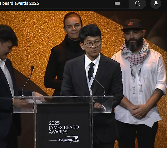 임정식 셰프가 제임스비어드 어워드에서 수상소감을 밝히고 있다. 제임스비어드 어워드 유튜브 갈무리