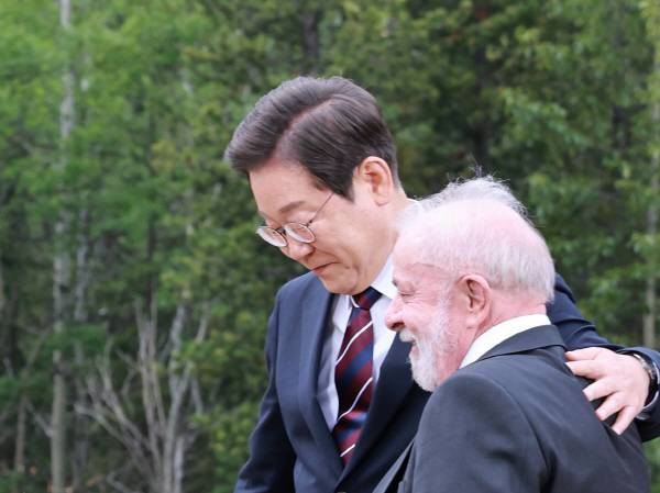 이재명 대통령이 17일(현지시간) 캐나다 앨버타주 캐내내스키스 주요 7개국(G7) 정상회의장에서 G7 및 초청국 기념촬영 후 룰라 브라질 대통령 어깨를 감싸며 퇴장하고 있다. 연합뉴스