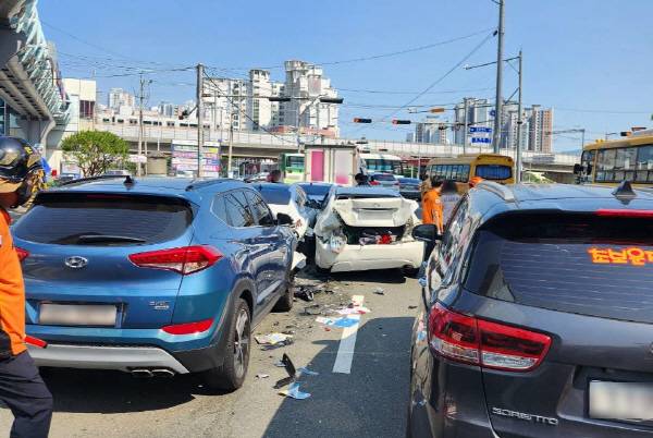 18일 부산 동래구 명륜동 한 도로에서 6중 추돌 사고가 발생해 운전자 1명이 경상을 입었다. 사진은 사고 현장. 부산 동래경찰서 제공