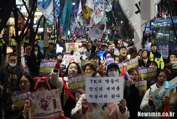 ▲ 지난 2월1일 제17차 윤석열 퇴진 대구시국대회에 참석한 시민들이 대구 도심가를 행진하며 구호를 외치고 있다. 사진=뉴스민 제공.