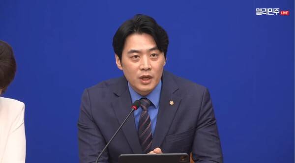 ▲한준호 더불어민주당 의원이 18일 최고위원회의에서 김민석 국무총리 후보자 재산 2억원 형성과정을 문제삼는 주진우 국민의힘 의원에 대해 본인의 70억 재산과 아들의 8억 예금은 어떻게 형성됐느냐고 반문하고 있다. 사진=더불어민주당 영상 갈무리